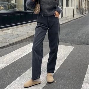 Vintage Levi’s high-waisted black jeans. 🖤